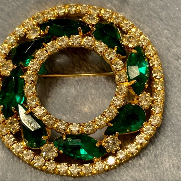 Vintage gold tone circular wreath Brooch with Green/white rhinestones. - Picture 13 of 13